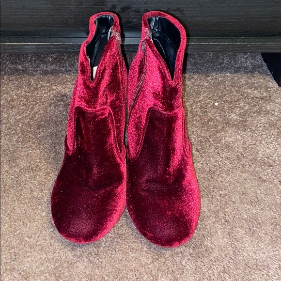 Barley Worn Size 7 Red Crushed Velvet Bootie - Picture 2 of 4